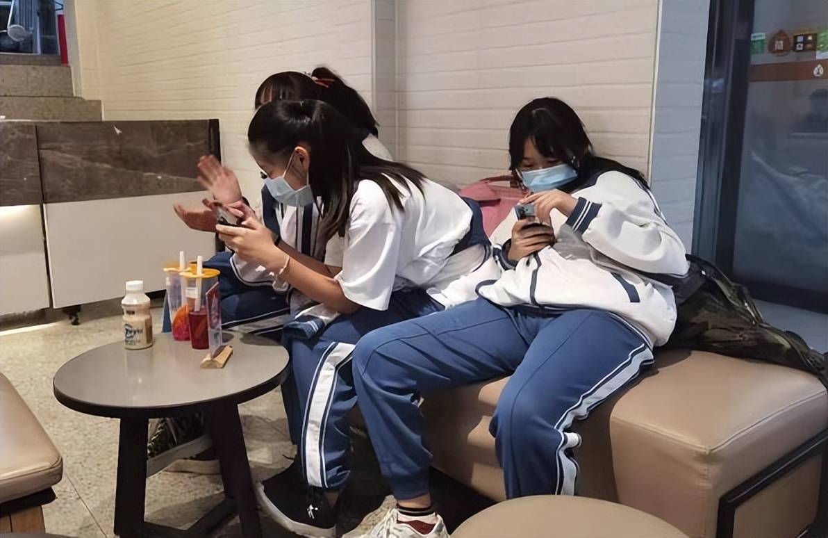 小学生玩游戏花巨款(小学生 打游戏)